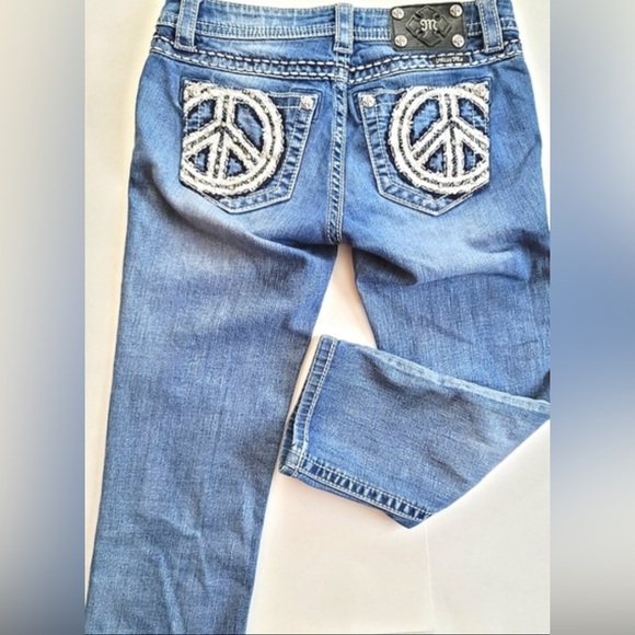 Miss Me cuffed Capri Jeans with Peace Sign Embroidery - Picture 5 of 9